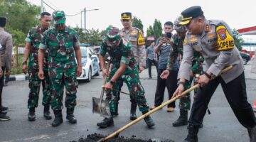 Sinergitas Polres Jombang dan Kodim 0814, Gercep menambal Jalan Berlubang di Jalan Raya Mojoagung, Jombang