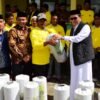 Bupati Haili Yoga Serahkan Bantuan 2.640 Rol Mulsa untuk 64 Kelompok Tani Dari Kementerian Pertanian