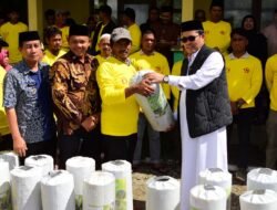 Bupati Haili Yoga Serahkan Bantuan 2.640 Rol Mulsa untuk 64 Kelompok Tani Dari Kementerian Pertanian