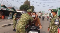 Personil Kodim 0106/Aceh Tengah Bagikan Masker kepada Masyarakat untuk Antisipasi Dampak Kabut Asap