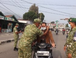 Personil Kodim 0106/Aceh Tengah Bagikan Masker kepada Masyarakat untuk Antisipasi Dampak Kabut Asap
